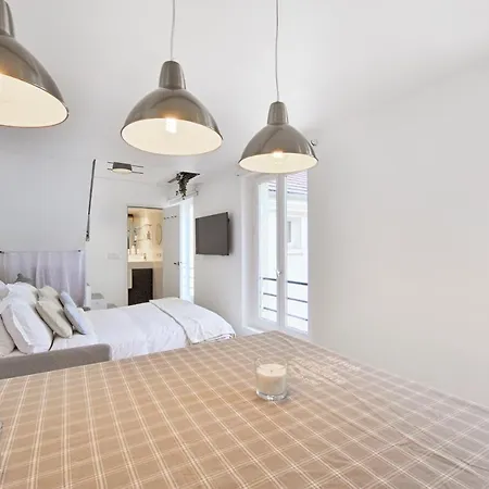 One Bedroom Flat Rue Montorgueil * Paris